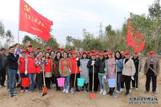 郑州市兴达路街道：牵春风种绿意 志愿环保在行动