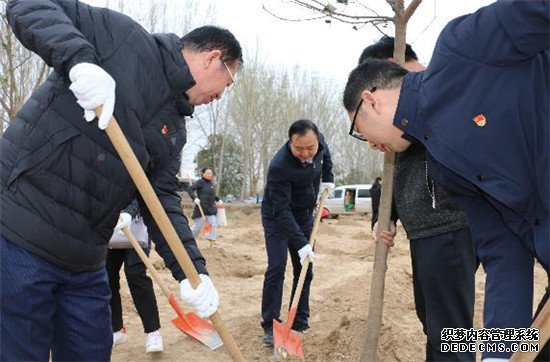 郑州市兴达路街道：牵春风种绿意 志愿环保在行动