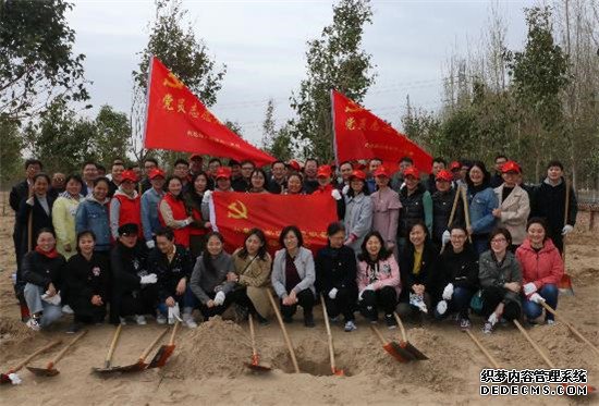 郑州市兴达路街道：牵春风种绿意 志愿环保在行动