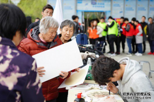 图说：“智慧社区”现场志愿服务活动 上海电机学院供图.jpg