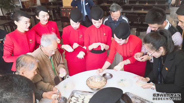 川航云南分公司开展学雷锋系列活动 情暖敬老院