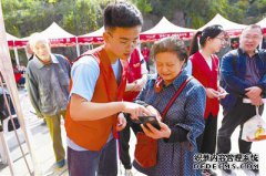 杭州志愿者劝导文明祭扫 维护景区秩序