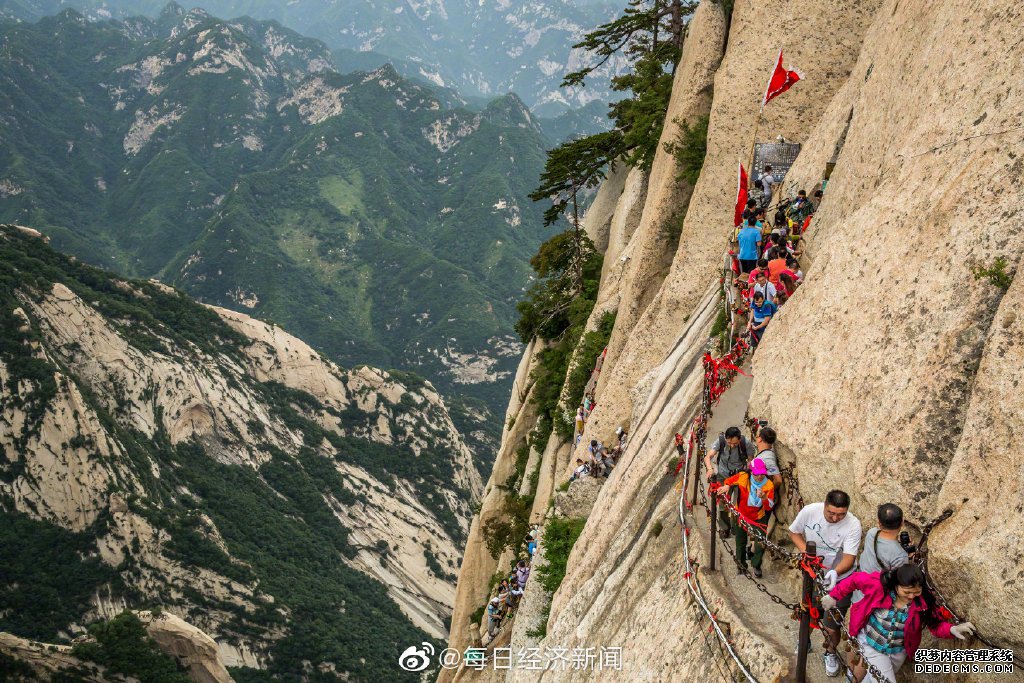 五一假期各地挤到怀疑人生 网友:出趟门理解灭霸了