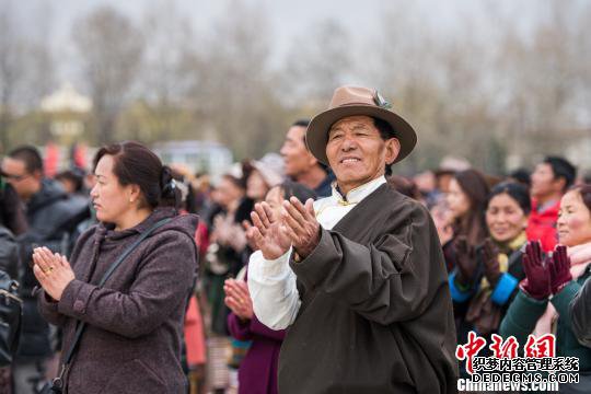 3月28日参加庆祝西藏百万农奴解放纪念日升国旗、唱国歌仪式的市民 何蓬磊 摄