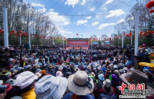 3月28日拉萨宗角禄康公园，庆祝“庆祝西藏百万农奴解放纪念日文艺演出”演出吸引大批市民、游客前来观看 何蓬磊 摄