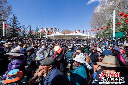 3月28日拉萨宗角禄康公园，庆祝“庆祝西藏百万农奴解放纪念日文艺演出”演出吸引大批市民、游客前来观看 何蓬磊 摄