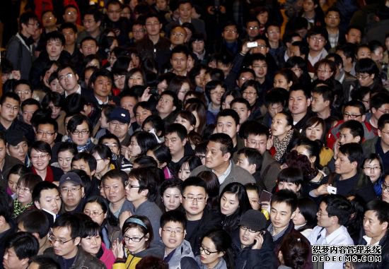 3月1日，参加在北京政协礼堂举行的境内记者通气会的记者等候领取资料。新华社记者 陈建力 摄