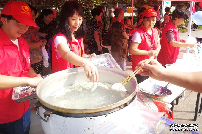 敬老爱老树新风 佳节共享大团圆