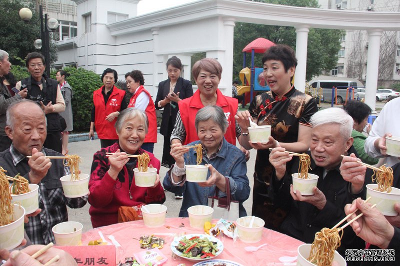 武汉：浓浓重阳情深深敬老意 志愿服务托举最美