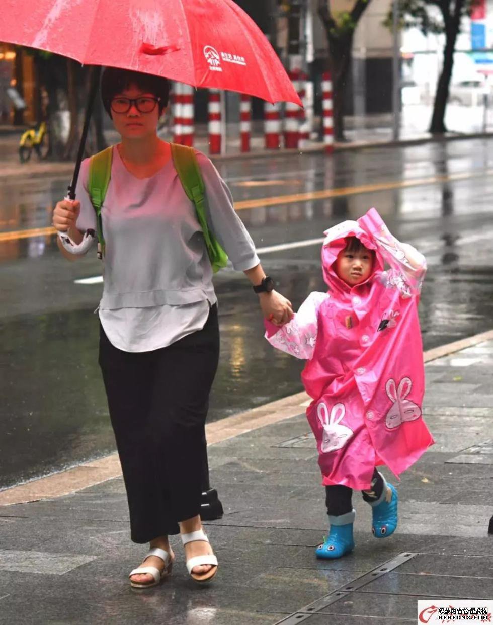 疯狂“倒水”！广州2区发布暴雨红色预警，停课