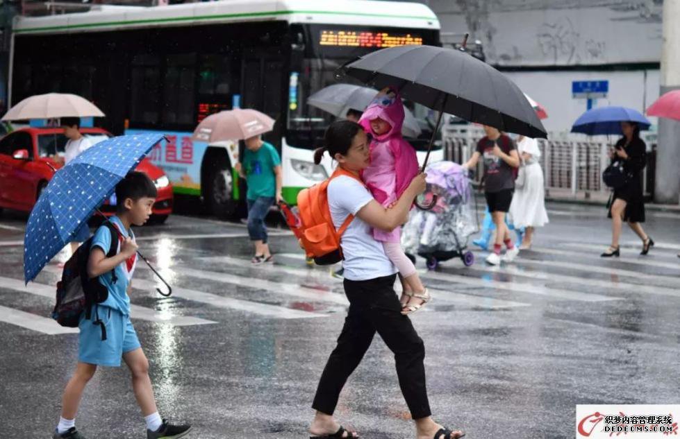 疯狂“倒水”！广州2区发布暴雨红色预警，停课