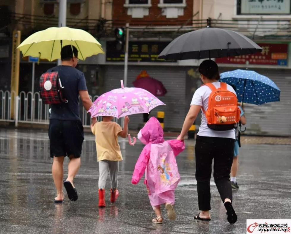 疯狂“倒水”！广州2区发布暴雨红色预警，停课