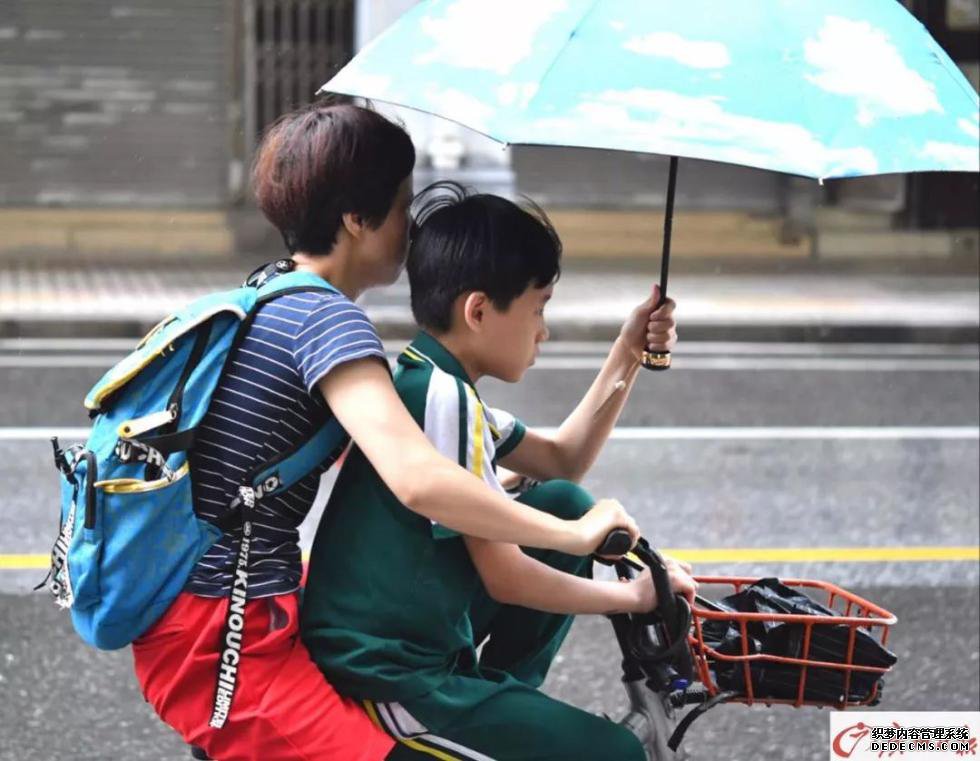 疯狂“倒水”！广州2区发布暴雨红色预警，停课