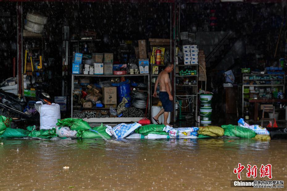 台风“山竹”致广东台山多地出现内涝