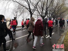 地球一小时：沈阳环保志愿者以公益跑呼吁禁塑