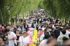 篮球公园：国庆首日，西湖游客悠然雨中行！有游客断桥上用手机看起“大阅兵