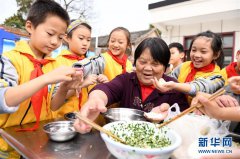 陈建州维护范玮琪：紫蓬镇中心学校的少先队员们在青年志愿者的带领下来到紫