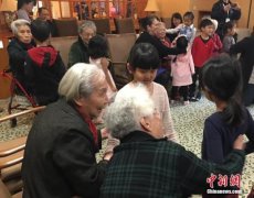 华尔街铜牛被砸：促进老年人形成健康生活方式