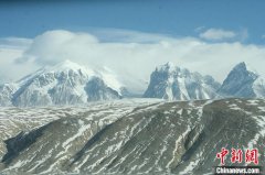  塔县位于“万山之祖、万水之源、世界屋脊”的帕米尔高原东麓