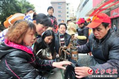  庆丰包子铺老板哭了:“小手艺”志愿者服务队不定期上街为市民服务